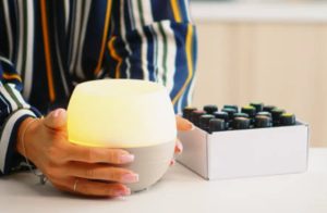 芳療師在調配精油