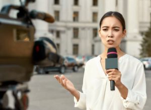 正在報道的記者