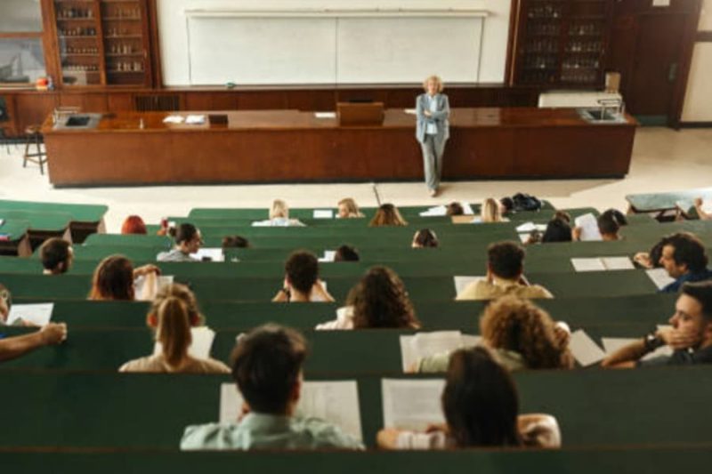 大學教授薪水多少？一個月多少錢？如何成為大學教授？
  