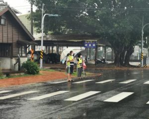 在雨天監督路燈、公園、排水溝
