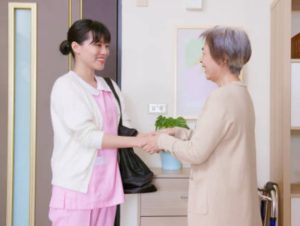 長照督導在巡查服務據點