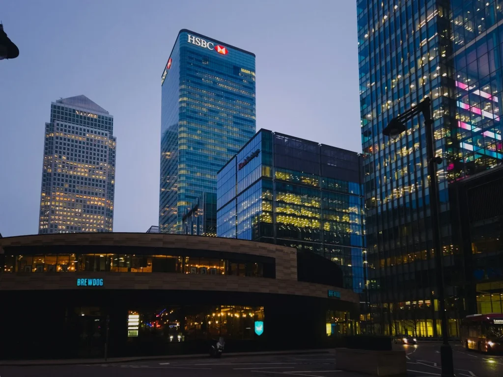 HSBC trainee人工 A view of some very tall buildings at night